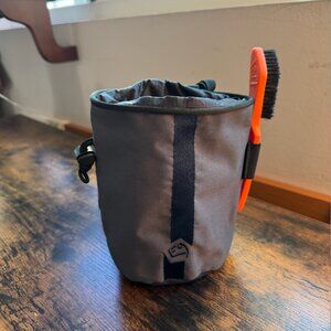 E9 Climbing/Bouldering Chalk Bag w/ Adjustable Strap & Chalk Brush | Navy/Black